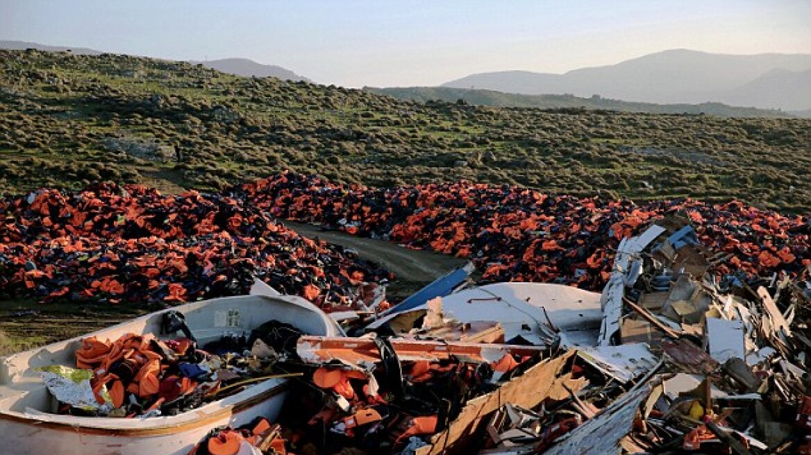 Λέσβος: Βουνά από σωσίβια και κατεστραμμένες βάρκες