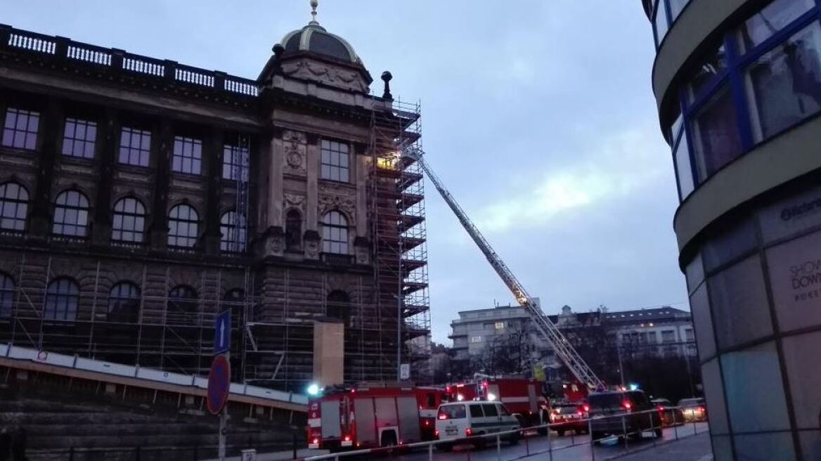 Καταστράφηκε μέρος της σκεπής του Eθνικού Mουσείου της Πράγας από πυρκαγιά