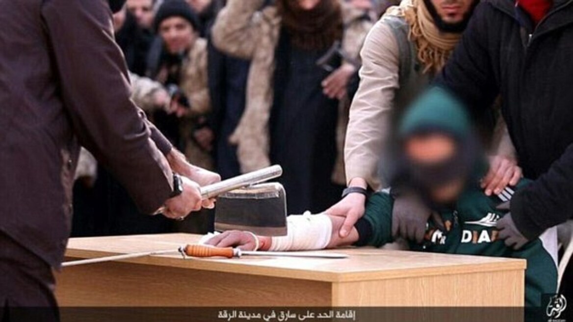 Φρίκη: Τζιχαντιστές κόβουν το δεξί χέρι ενός κλέφτη στη Ράκκα