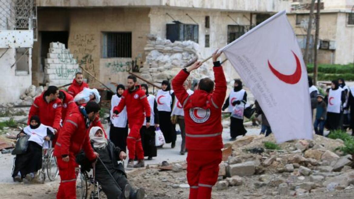 Συρία: Η Ερυθρά Ημισέληνος μοίρασε φάρμακα στην πόλη Ντούμα