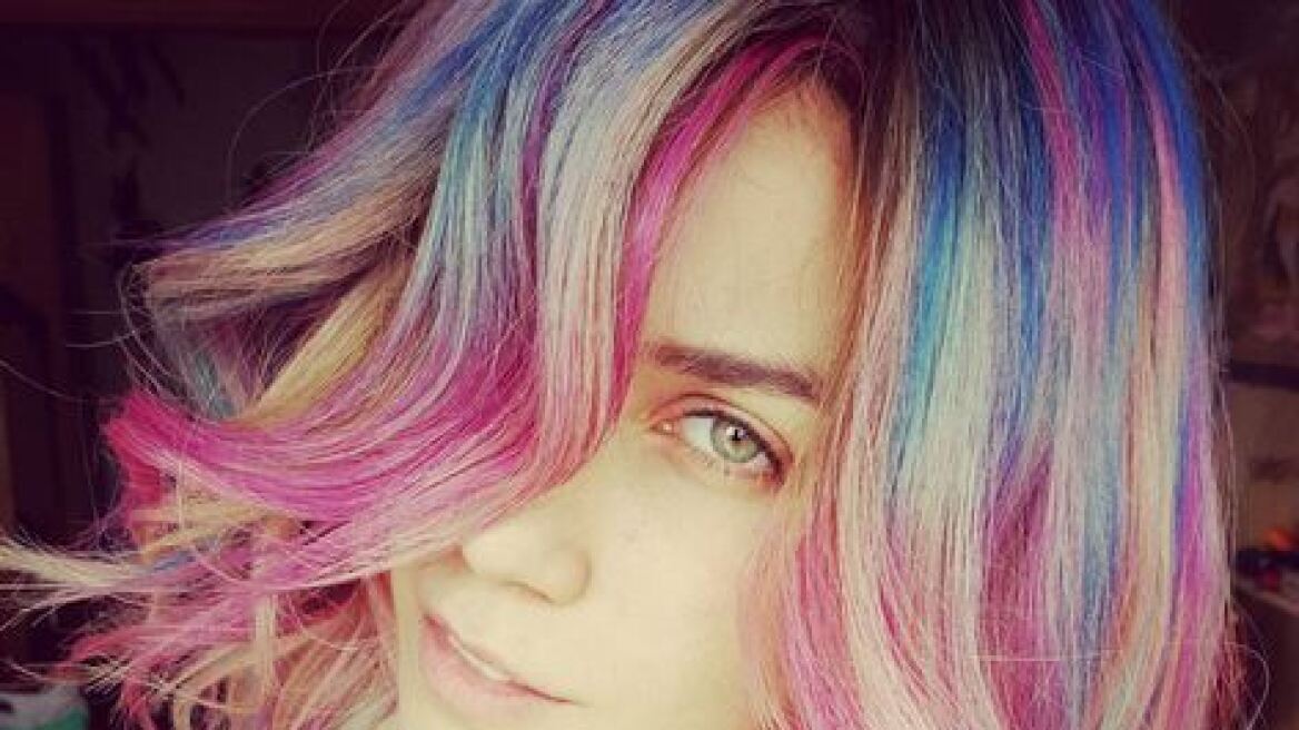 Στικούδη: Με ζαρτιέρες και πολύχρωμα μαλλιά στο νέο της κλιπ