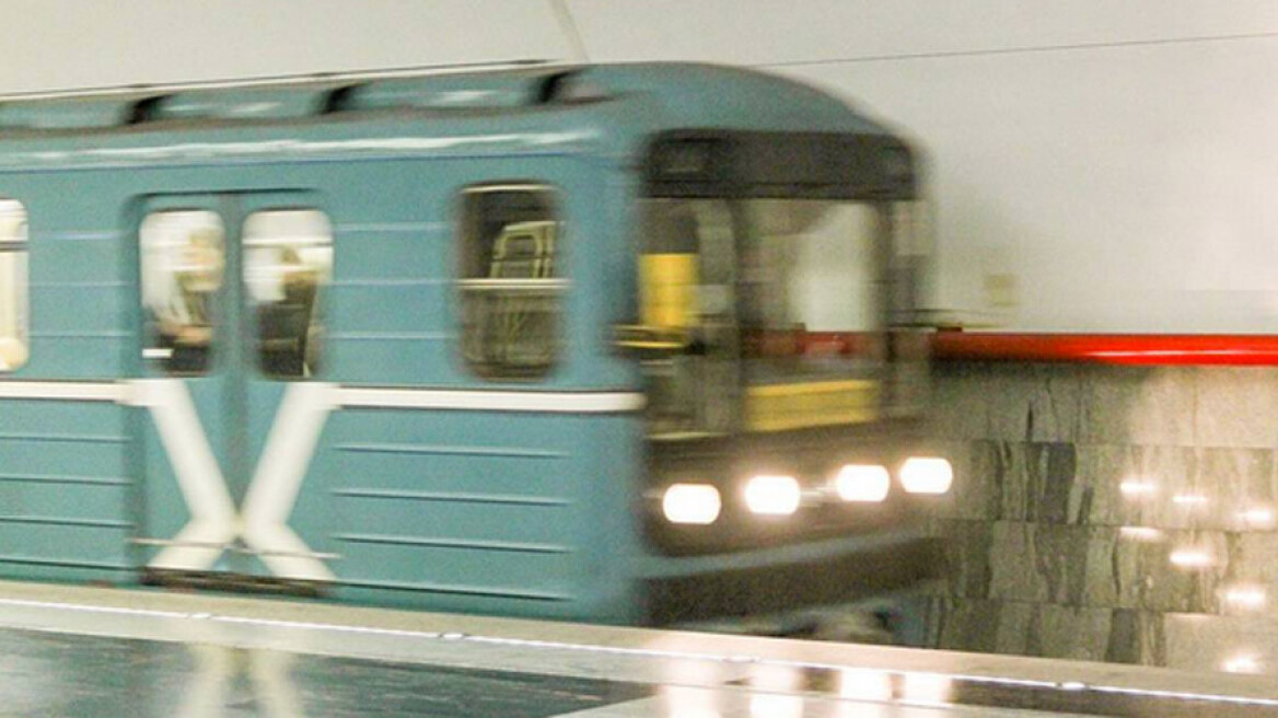Βίντεο: Πήδηξαν στις γραμμές για να σώσουν γυναίκα ενώ το τρένο ερχόταν κατά πάνω τους!