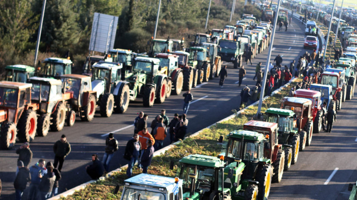 Στο μπλόκα συνεχίζουν τον αγώνα τους οι αγρότες  - Έκλεισαν ξανά επ' αόριστον τα Τέμπη