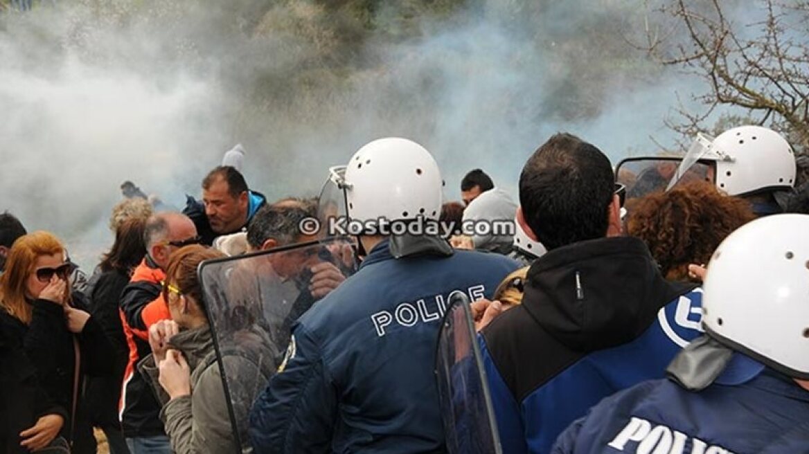Police fire tear gas at Kos residents during protest rally against hotspot