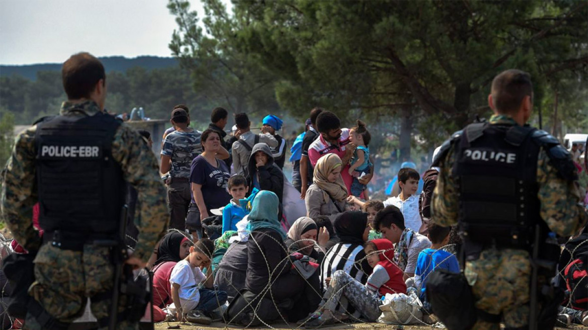 Οι Σκοπιανοί καταδιώκουν τους μετανάστες με λυκόσκυλα