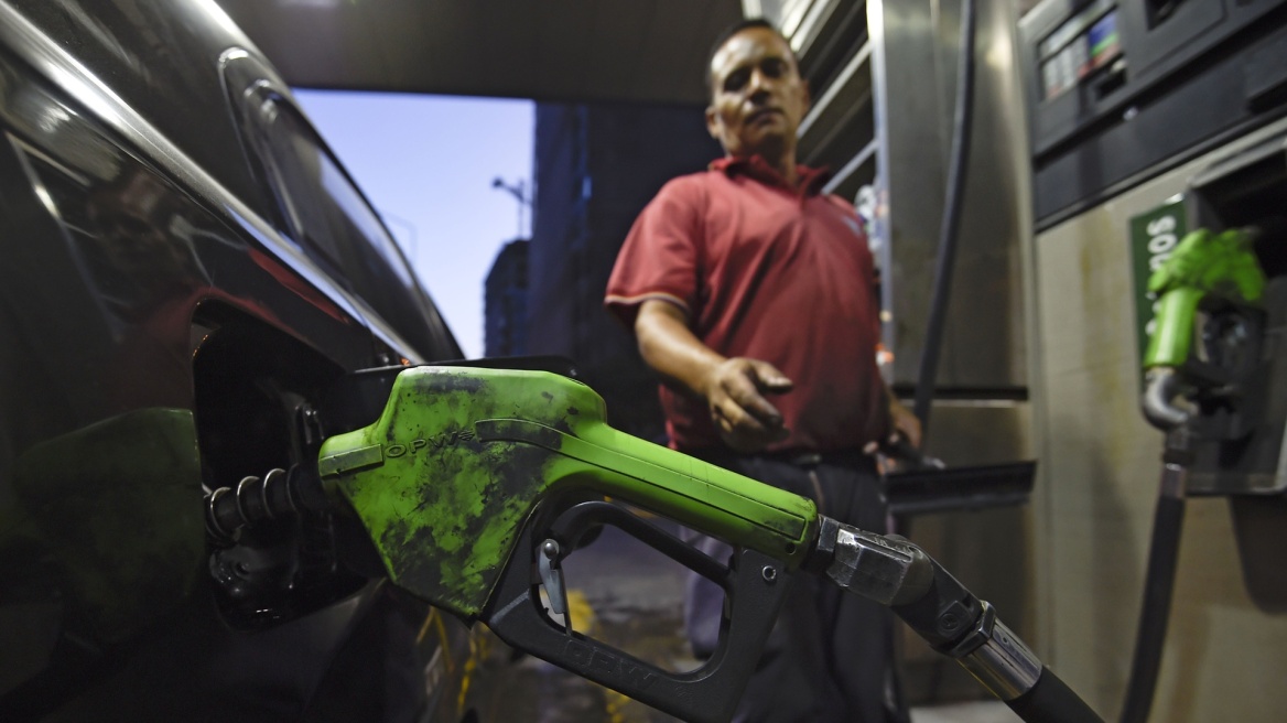 Βενεζουέλα: Η κρίση φέρνει αύξηση 6.000% στην τιμή της βενζίνης για πρώτη φορά μετά από 20 χρόνια