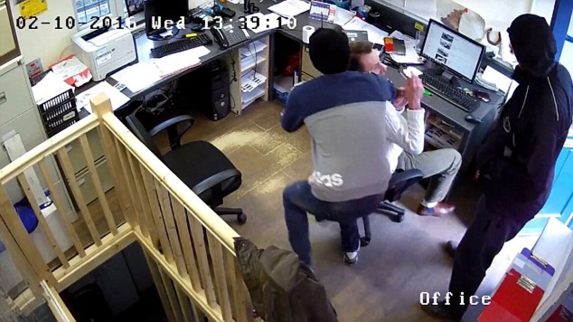 Βίντεο-σοκ: Πήγαν να τον πνίξουν μέσα στο γραφείο του για να του κλέψουν το Rolex
