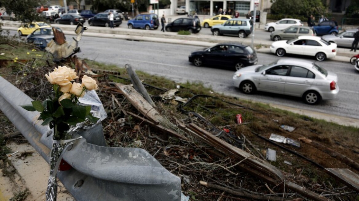Φίλοι και θαυμαστές αφήνουν λουλούδια στο σημείο που σκοτώθηκε ο Παντελίδης