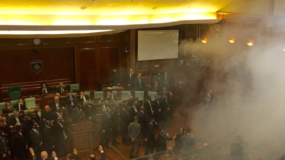 Βίντεο: Πέταξαν ξανά δακρυγόνα στη Βουλή του Κοσόβου