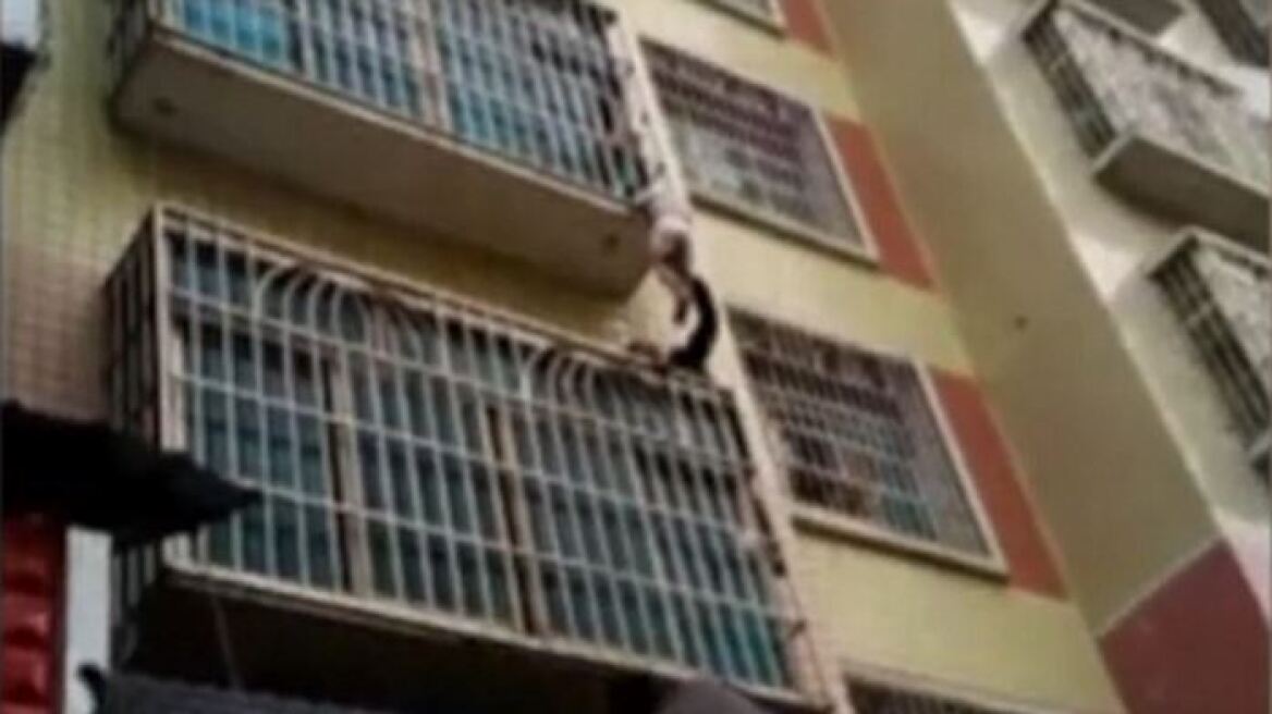 Βίντεο σοκ: Περαστικοί σώζουν μωρό που κρέμεται από μπαλκόνι
