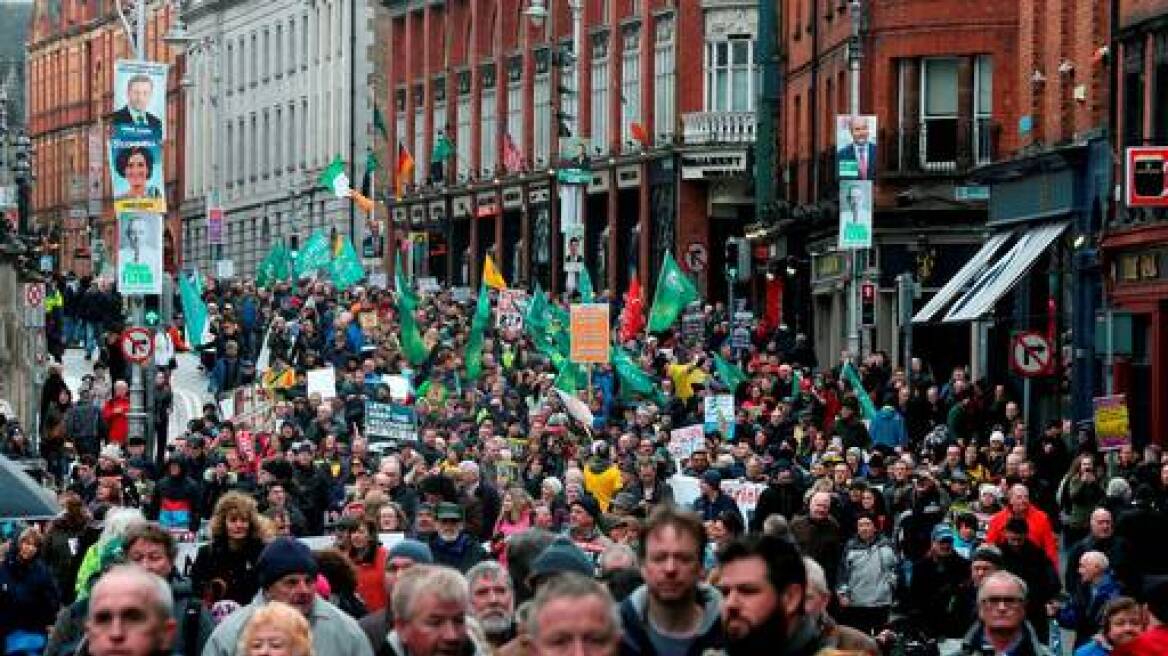 Ιρλανδία: Χιλιάδες διαδηλωτές στους δρόμους κατά των μέτρων λιτότητας 