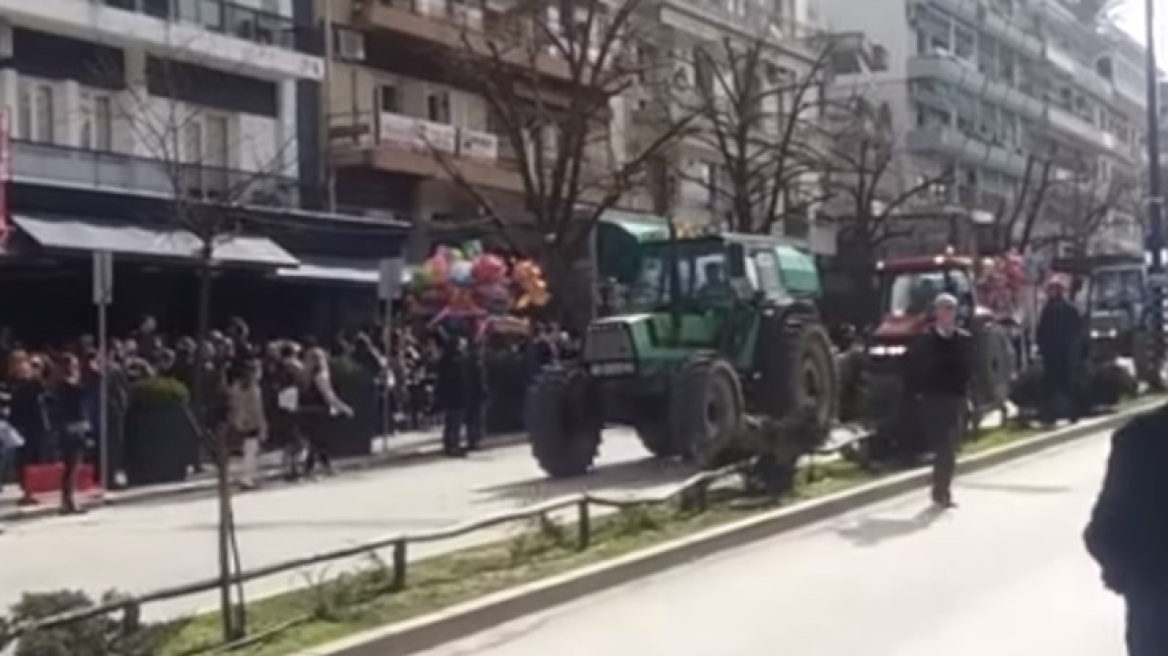 Βίντεο: Οι αγρότες έκαναν... παρέλαση με τα τρακτέρ στα Ιωάννινα
