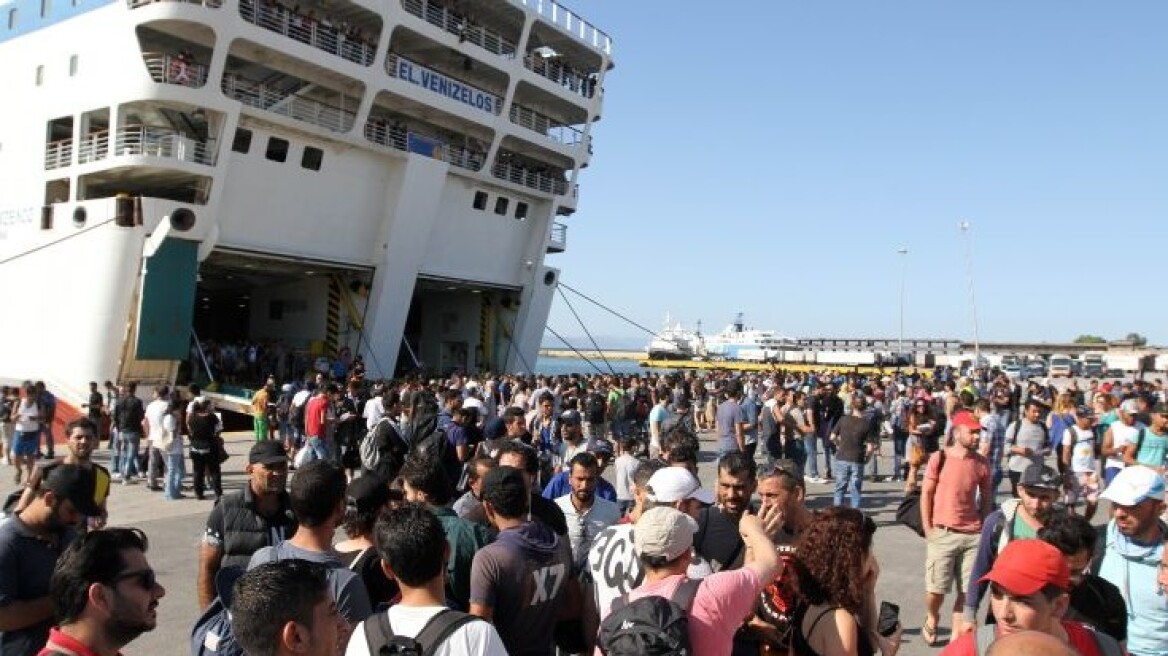 Στα λιμάνια του Πειραιά και της Καβάλας έφθασαν 2.433 μετανάστες και πρόσφυγες