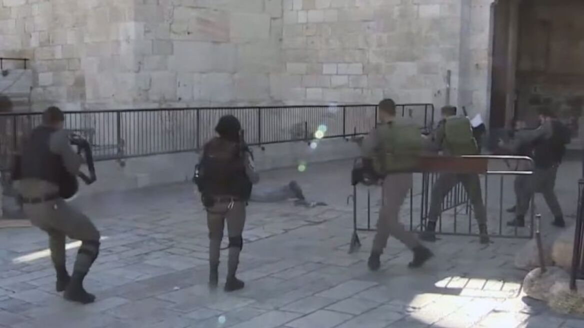 Βίντεο: Παλαιστίνιος πέφτει νεκρός on camera από πυρά Ισραηλινών