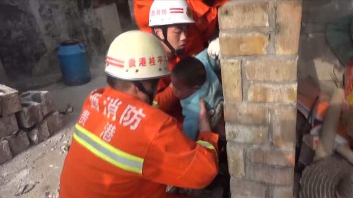 Βίντεο: Δύο εξάχρονα αγοράκια «κόλλησαν» ανάμεσα σε τοίχους στην Κίνα