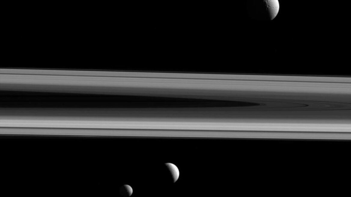 Εκπληκτική φωτογραφία από τη NASA: Τα τρία φεγγάρια του Κρόνου στο ίδιο «κάδρο»