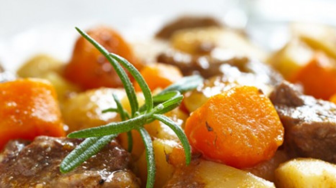 Μοσχαράκι λεμονάτο με πατάτες και καρότα