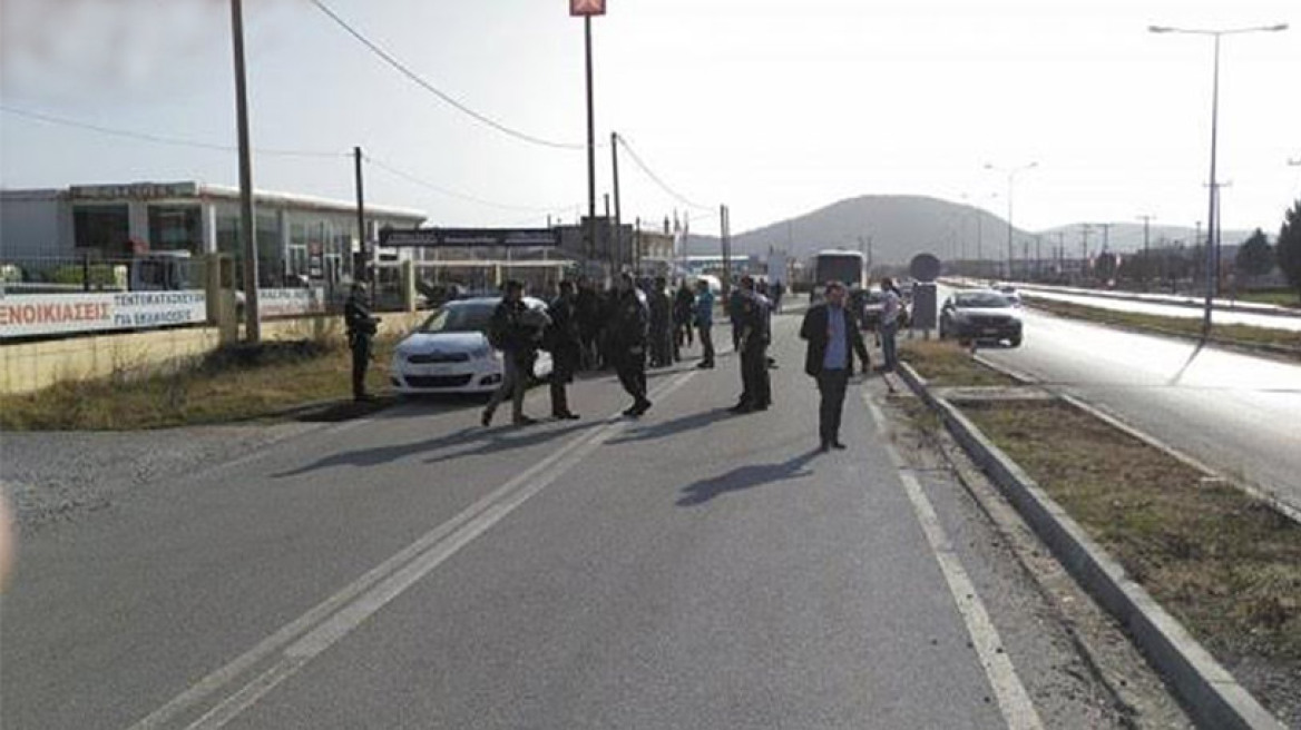 Οι πρόσφυγες έκαναν «ανταρσία» στην Κοζάνη: Αρνήθηκαν να γυρίσουν και συνέχισαν πεζοί προς την Ειδομένη