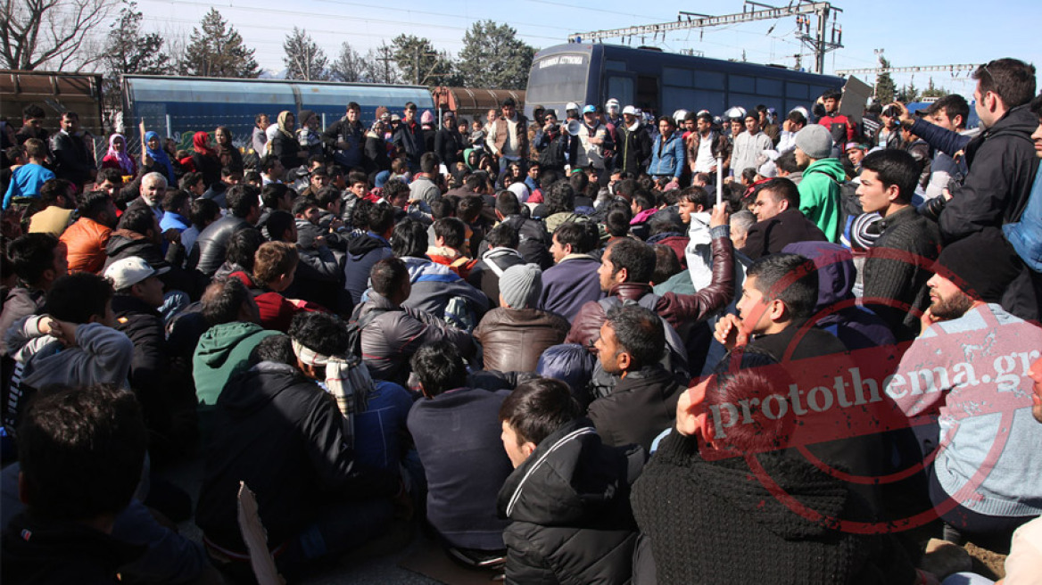 Η Ελλάδα μετατρέπεται de facto σε «αποθήκη προσφύγων» - Έκλεισαν τα σύνορα τελείως οι Σκοπιανοί