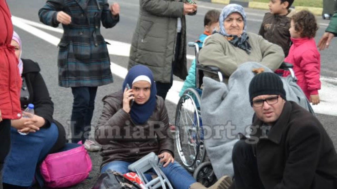 Δείτε  φωτογραφίες: Μετανάστες ξεκίνησαν με τα πόδια από τη Λαμία για τα Σκόπια 