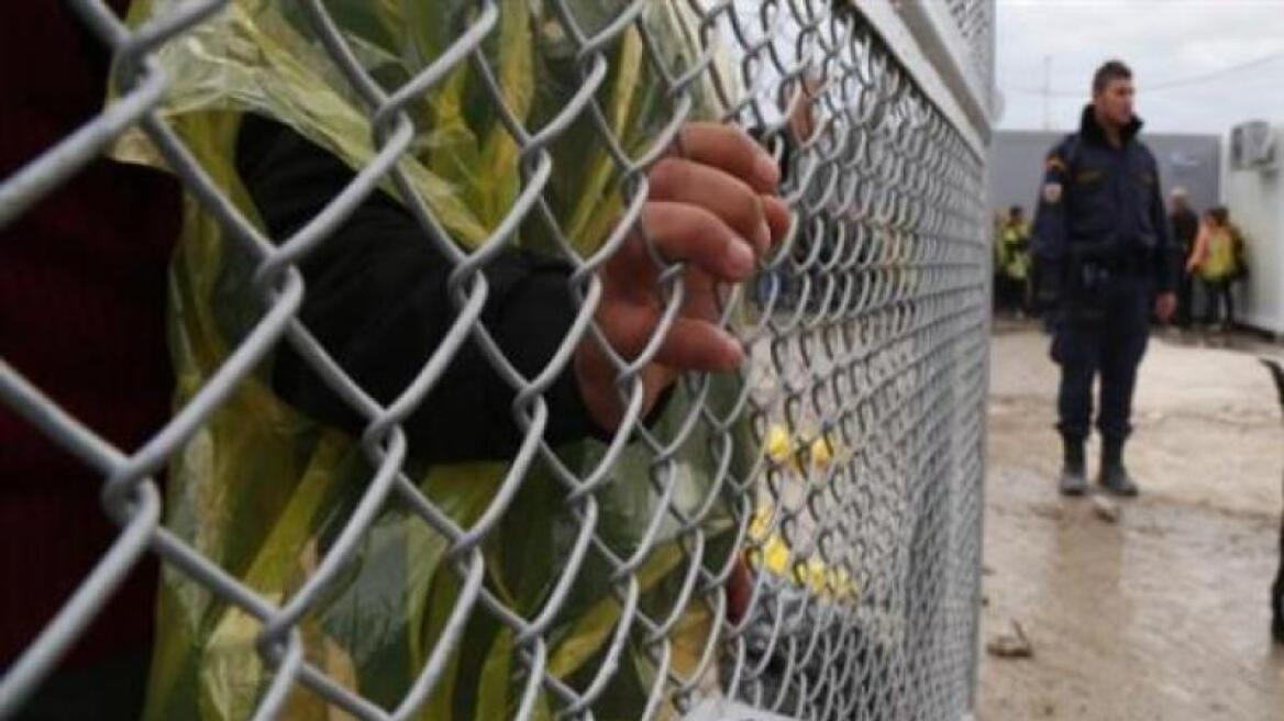 Διαβατά: Μετανάστες έριξαν τον φράχτη του κέντρου φιλοξενίας και φεύγουν με τα πόδια για την Ειδομένη
