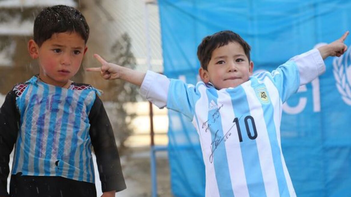 Ο Μέσι χάρισε πραγματική φανέλα με την υπογραφή του στον 5χρονο Αφγανό θαυμαστή του