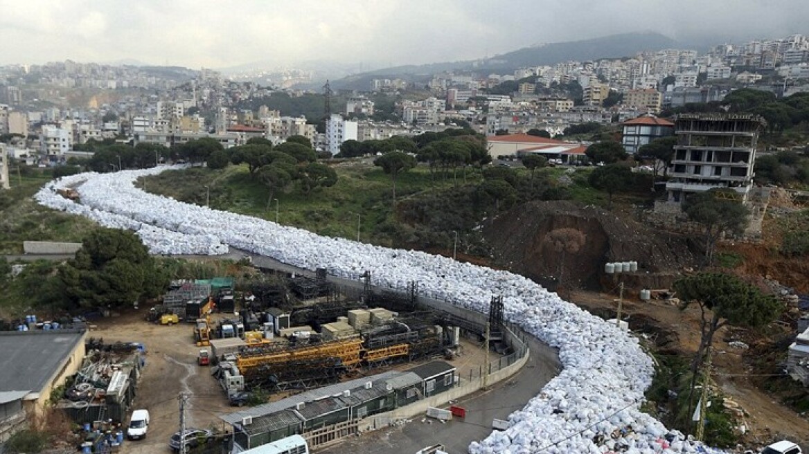 Φωτογραφίες: «Ποτάμι» σκουπιδιών... πνίγει την Βηρυτό 