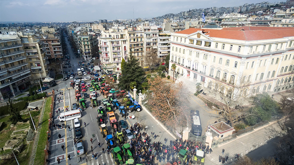 Αγρότες στη Θεσσαλονίκη: Σε κλοιό τρακτέρ το υπουργείο Μακεδονίας-Θράκης