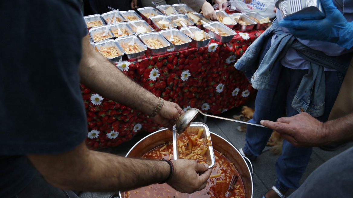 Δέκα χιλιάδες μερίδες φαγητού, σε δυο μέρες, από την «Αποστολή» για τους πρόσφυγες