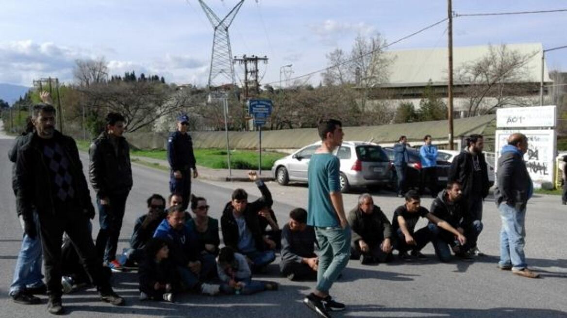 Οι πρόσφυγες έκλεισαν την εθνική οδό Τρικάλων-Ιωαννίνων