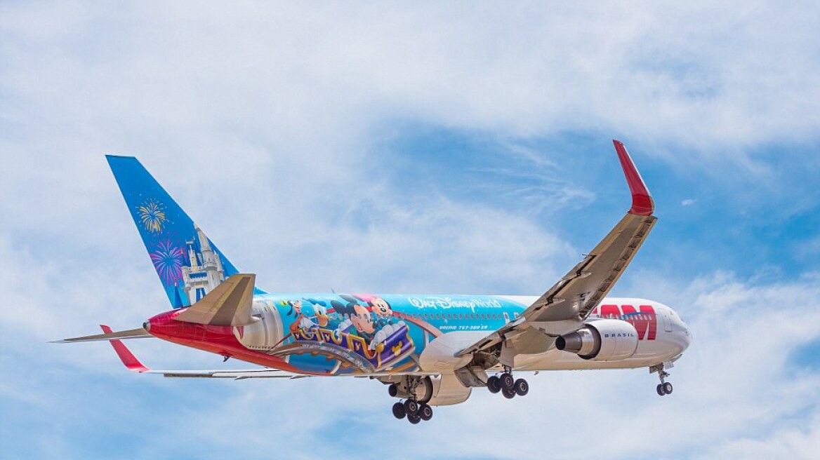 Δείτε το αεροπλάνο του Μίκι Μάους που «ταξιδεύει» τους επιβάτες του στον μαγικό κόσμο της Ντίσνεϊλαντ