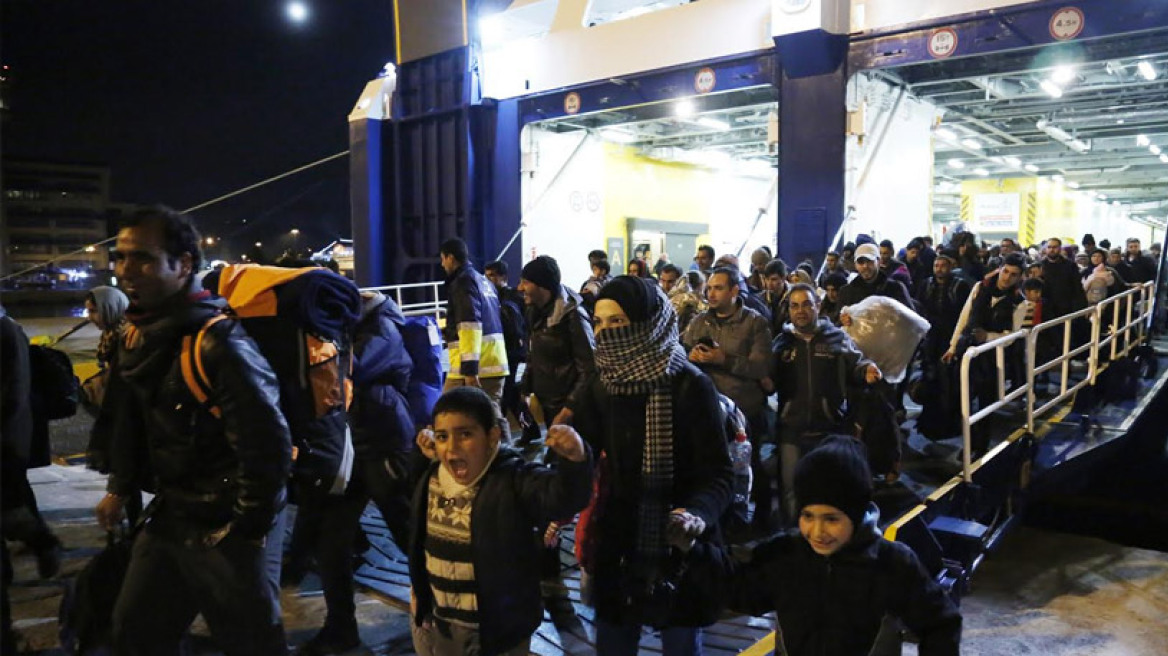 3.500 πρόσφυγες διανυκτερεύουν στον Πειραιά - 10.000 εγκλωβισμένοι στην Ειδομένη 