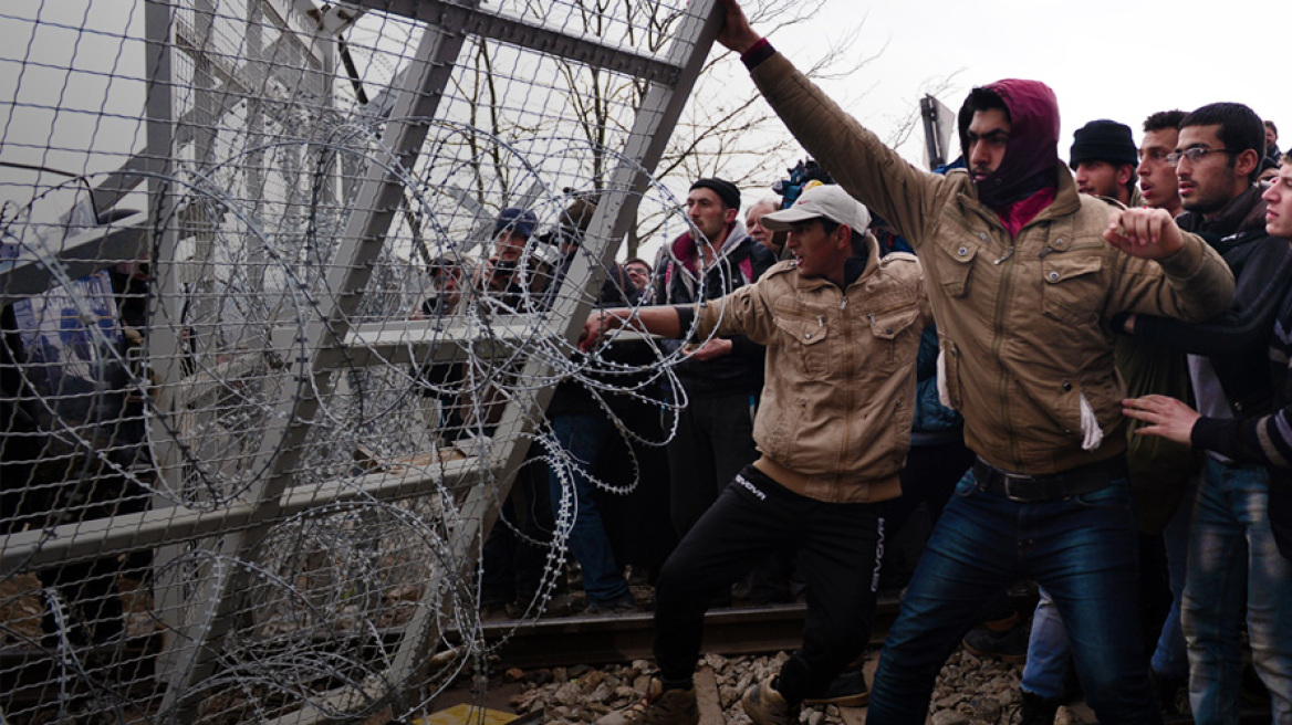 Ειδομένη: Σκηνές αλλοφροσύνης - Μετανάστες «γκρέμισαν» τον φράχτη
