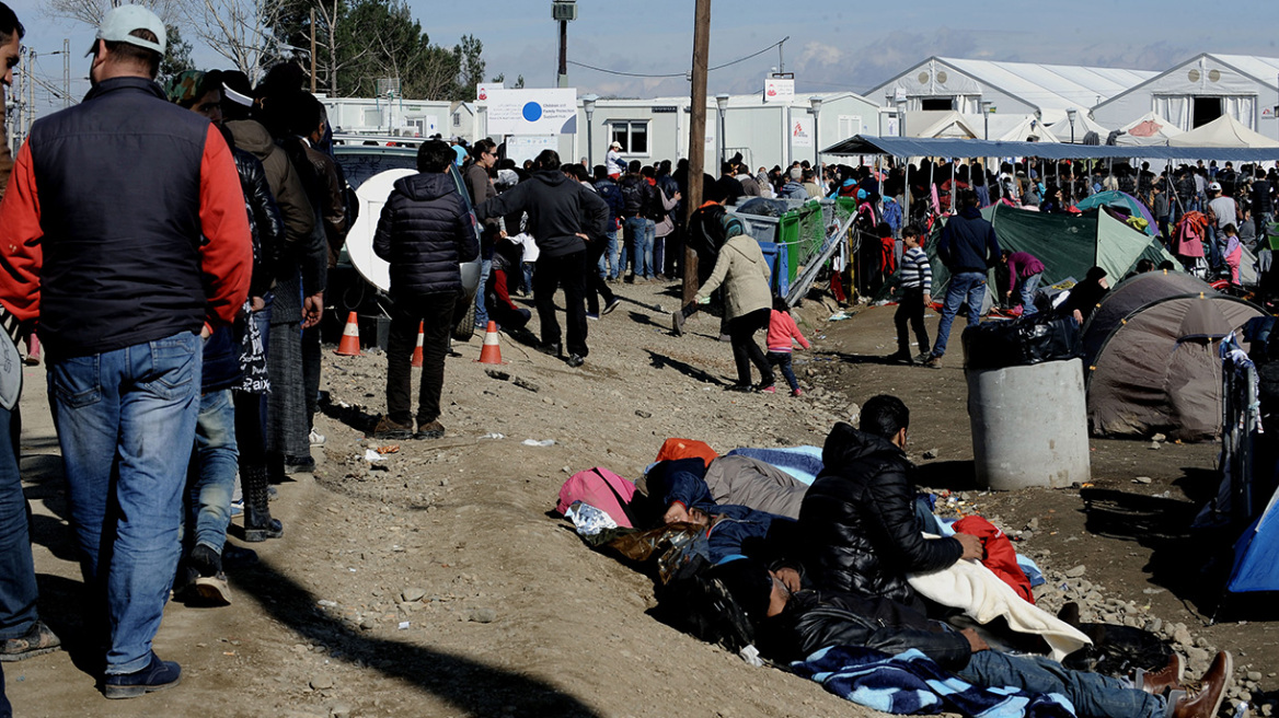 Σε όλη τη χώρα μοιράζουν πρόσφυγες και μετανάστες - 25.000 εγκλωβισμένοι 