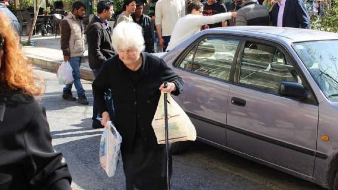 Μετά τις γιαγιάδες της Μυτιλήνης, 92χρονη πρόσφερε φαγητό στην πλ. Βικτωρίας 