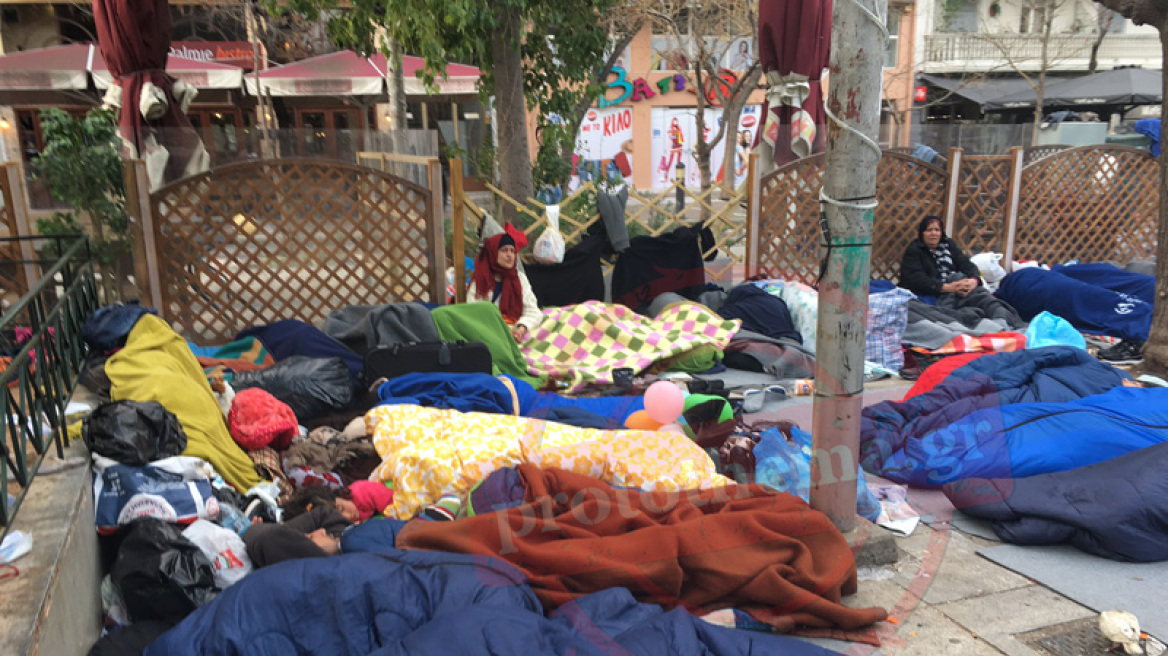 Δραματική η κατάσταση με τους μετανάστες στην πλατεία Βικτώριας