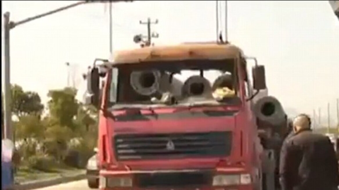 Βίντεο σοκ: Οδηγός νταλίκας σκοτώθηκε γιατί το φορτίο του «διαπέρασε» την καμπίνα 