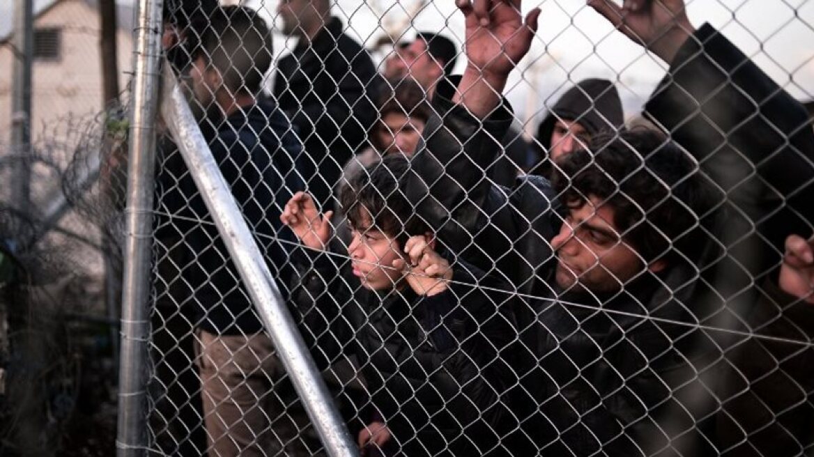 Over 10,000 immigrants and refugees stranded at Greece-FYROM border