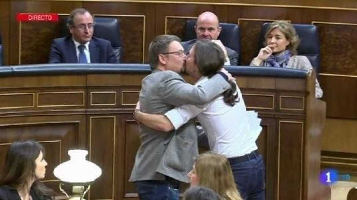 Ο Ιγκλέσιας των Ποδέμος συγχαίρει βουλευτή του μ' ένα θερμό φιλί στο στόμα!