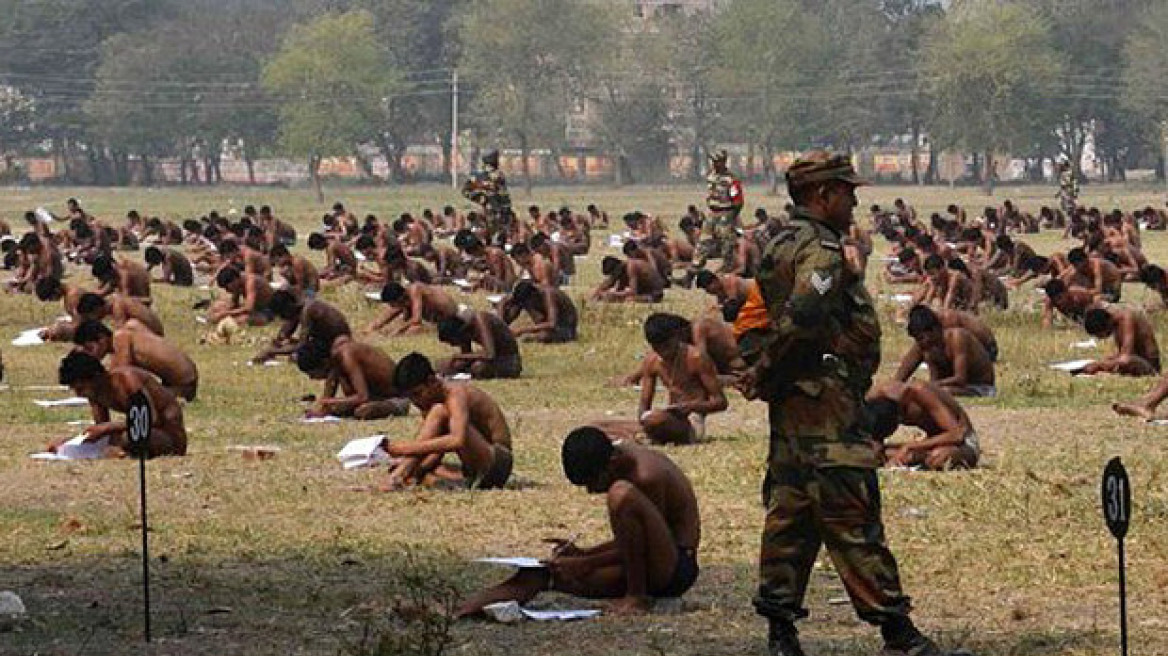 Ινδία: Έδωσαν εξετάσεις σε χωράφι μόνο με τα εσώρουχα για να μπουν στον στρατό!