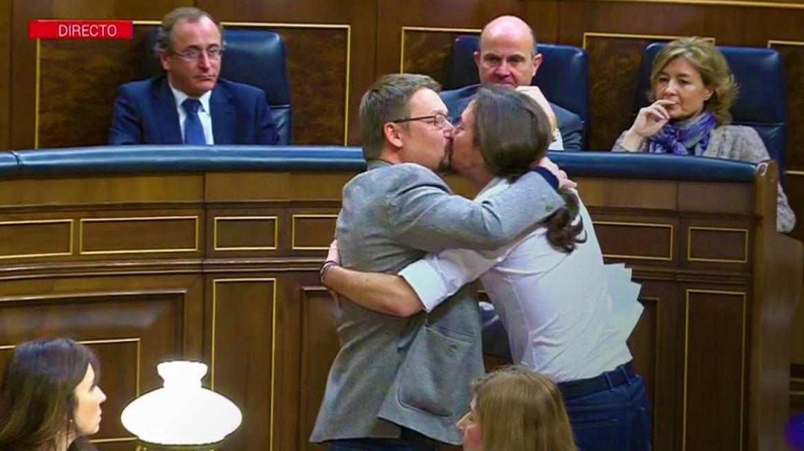 Pablo Iglesias congratulates MP with a kiss on the lips (vid)