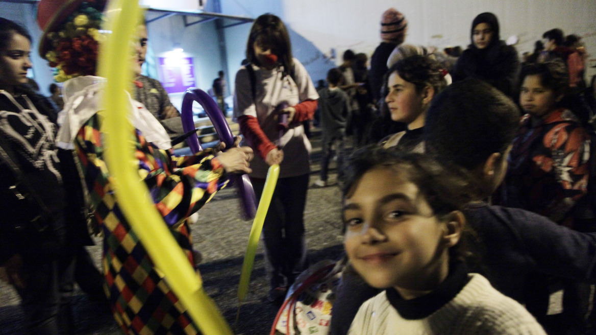 Φωτογραφίες: Γιορτή για τα προσφυγόπουλα στο λιμάνι του Πειραιά