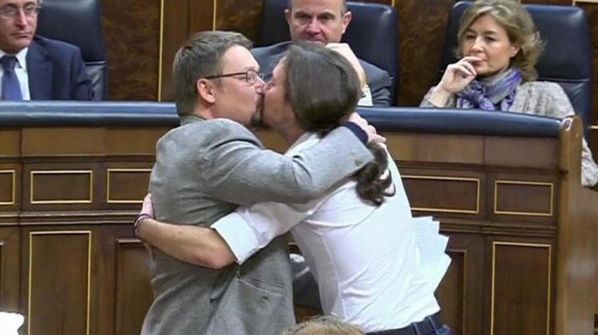 Ιγκλέσιας για το φιλί στο στόμα: Η βουλή να γίνει εργοστάσιο αγάπης, όχι μίσους