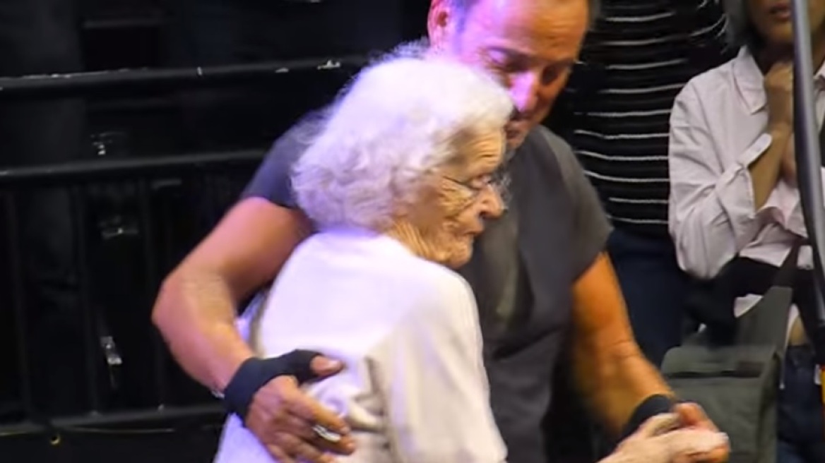 Δείτε την 91χρονη που τα «σπάει» στη σκηνή στο πλευρό του Μπρους Σπρίνγκστιν