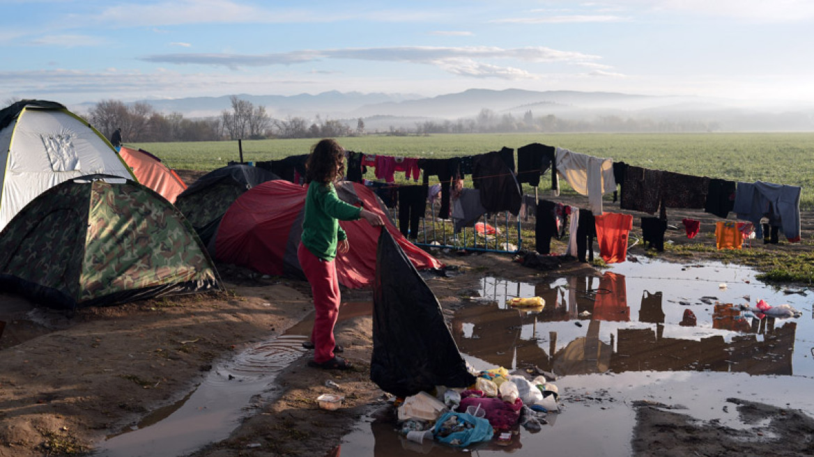 Άθλιες οι συνθήκες στην Ειδομένη: «Πόλη» 12.000 ψυχών στα λασπόνερα