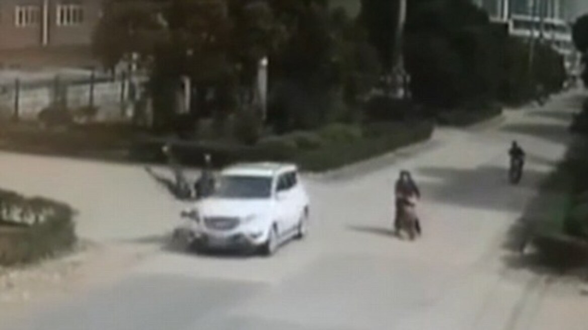 Βίντεο: Το αυτοκίνητο τον πετάξε στον αέρα αλλά γλίτωσε λόγω... κουνγκ-φου