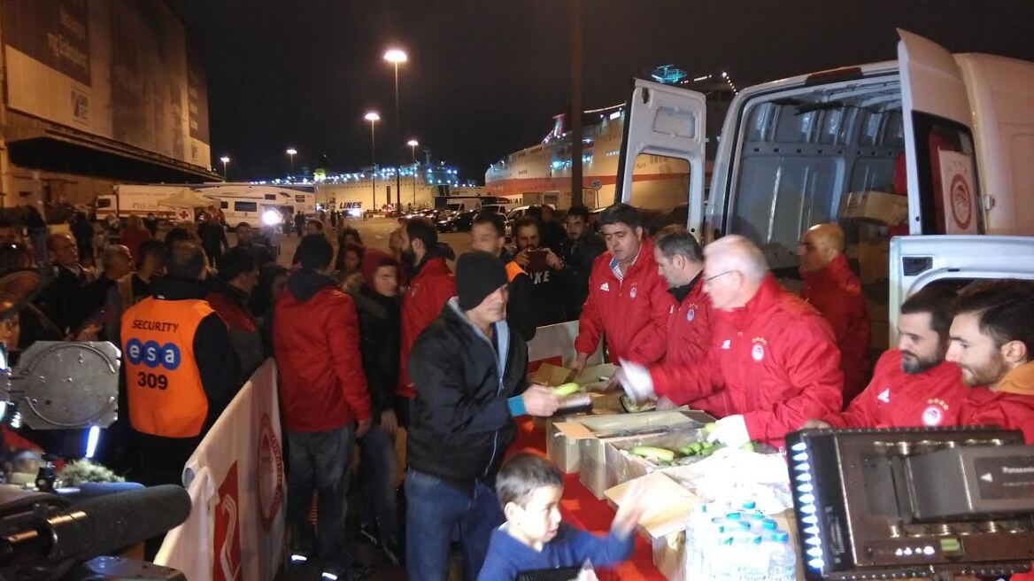 Η ΠΑΕ Ολυμπιακός μοίρασε 1.450 μερίδες φαγητού στους πρόσφυγες στο λιμάνι
