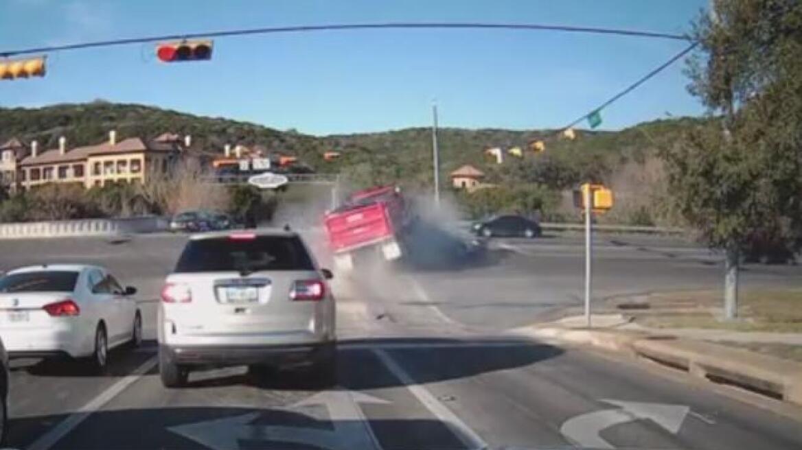 Βίντεο: Ατύχημα -σοκ με... πρωταγωνιστή τρελό φορτηγό