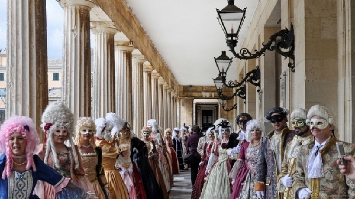 Δείτε εικόνες: Η Κέρκυρα μετατρέπεται σε «Βενετία του 18ου αιώνα» με αφορμή το καρναβάλι!