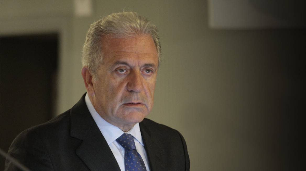 Avramopoulos: 100,000 refugees and immigrants will enter Greece until the end of March